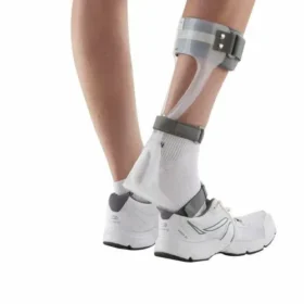 Foot drop splints, also known as ankle-foot orthoses (AFOs), are designed to support the foot and ankle, particularly in cases where the foot drops during the swing phase of walking. They offer several benefits, including improved mobility, reduced pain, and injury prevention by helping the foot clear the ground during walking and improving ankle stability. Uses of Foot Drop Splints: