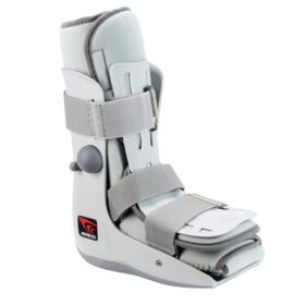 Common Examples of Use Ankle sprains and strains Forefoot sprains Stable foot fractures Distal tibial fractures Product Features Built-in air pump Durable hard shell design Trim-able shell Narrow heel width Dynamic air stride technology Dual air chambers Scalloped no-slip tread