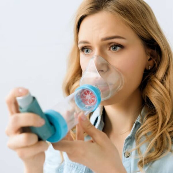 makes it easier to breathe in your asthma medication and helps more of the medication reach your lungs. The spacer connects to your puffer's mouthpiece and gives medication the 'space' to slow down so you can breathe it in slowly and deeply. The spacer holds the medication so you can take as many breaths as needed.